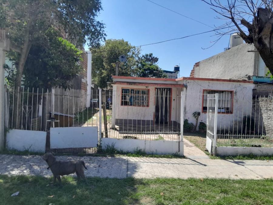 Casa Americana en VENTA a pocos metros del colectivo local.