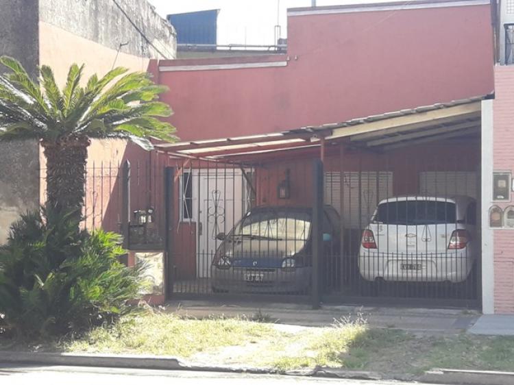 Casa Antigua con dos cocheras en Sarandi-Avellaneda. Muy buena ubicacion APTO CREDITO