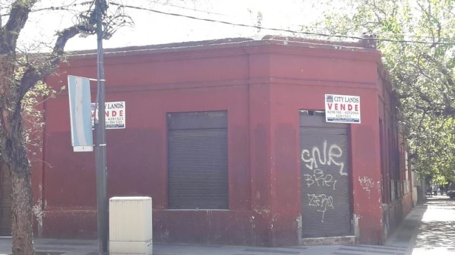 Casa esquina en Corrientes y Federico Moreno