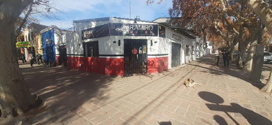 Casa esquina en zona comercial