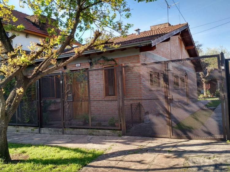 CHALET TODO EN PLANTA BAJA EN EL PALOMAR LIMITE CON VILLA SARMIENTO DE 3 AMB. + DEPTO DE 2 AMB.