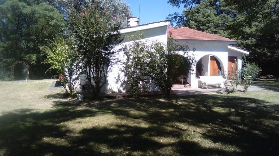 EN VENTA AMPLIA CASA ESTILO COLONIAL EN ANISACATE, DE TRES DORMITORIOS    Y EXTENSO PARQUE.