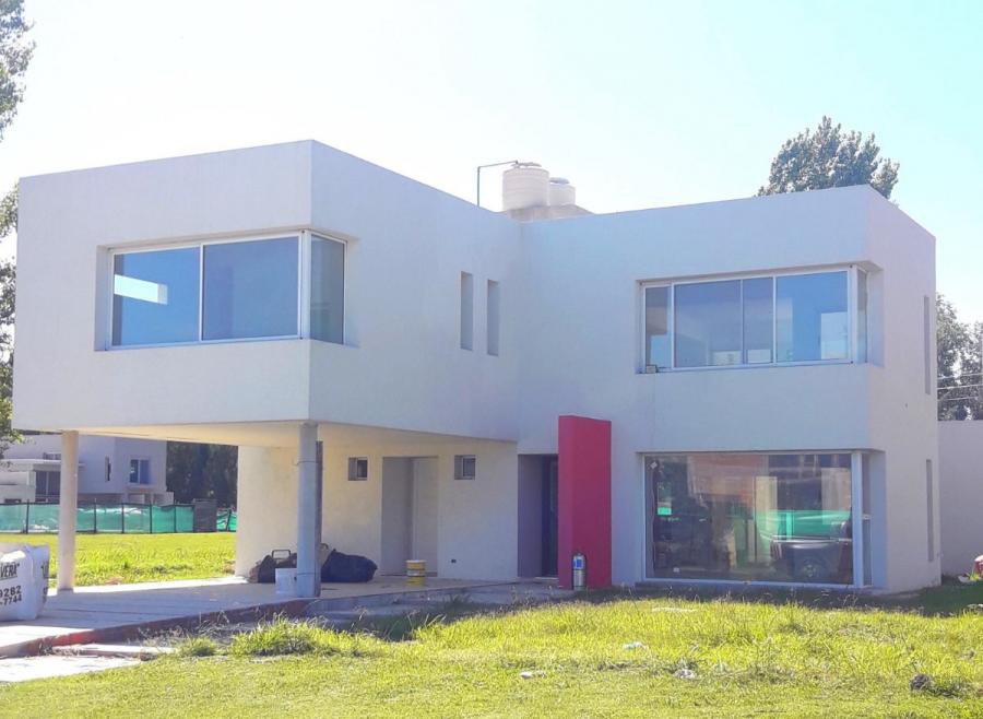 Excelente casa moderna a estrenar en venta en Terralagos.