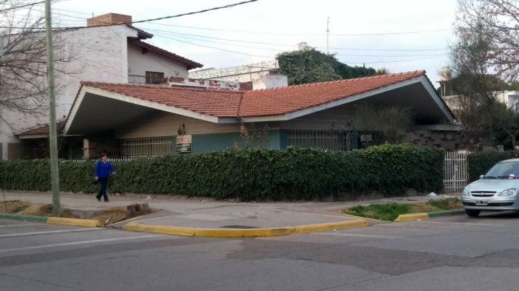 Excelente Inversión, Casa esquina municipalidad de Luján 6 ambientes