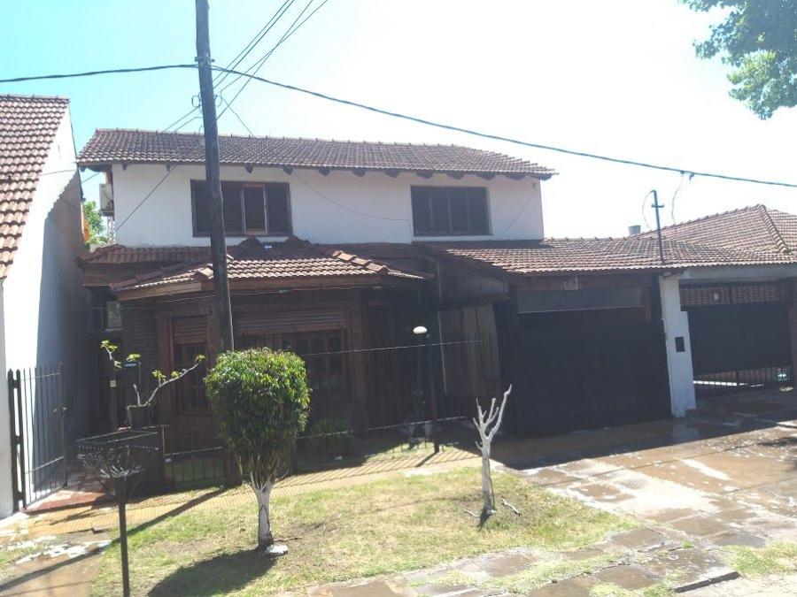 PERMUTA VENTA PCIA CORDOBA O CAP FED  CHALET 2 PLANTAS APTO 2 FLIAS A CUADRAS DE AV. 7 Y 32 LA PLATA