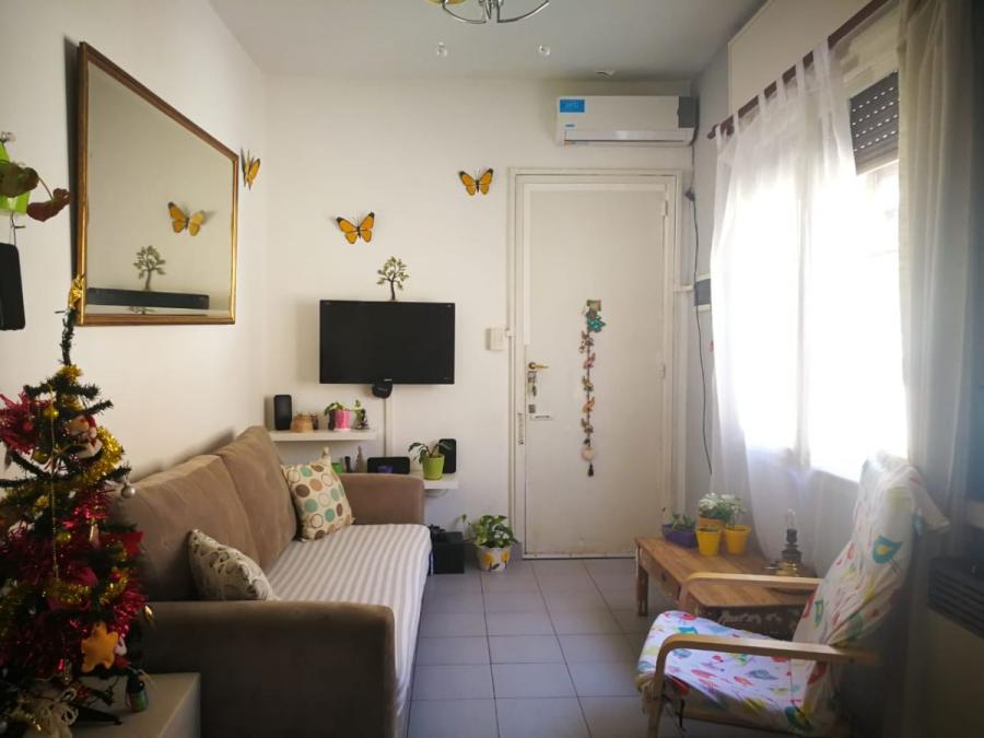 Hermoso y cómodo departamento de tres ambientes con cochera en venta en San Isidro.