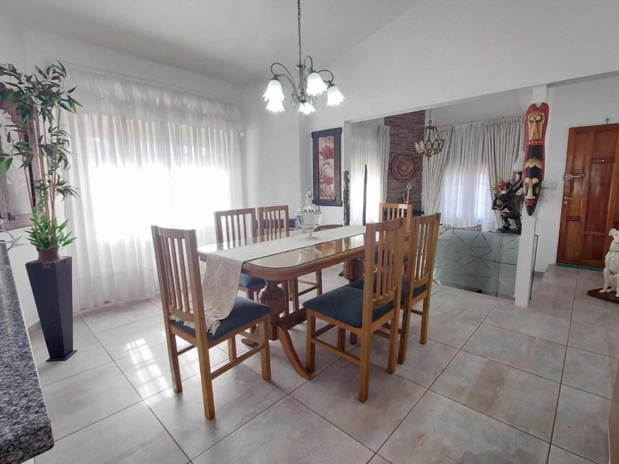 IMPECABLE CASA CENTRICA EN VENTA.