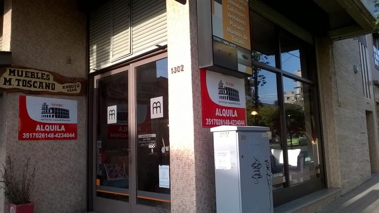 local en alquiler esquina 90 m2 centrico Av. Esquiu 1300