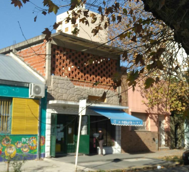 Losa al frente y casa en dos plantas al fondo