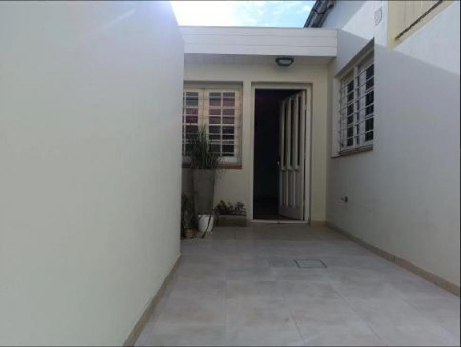 PH 3 Ambientes con Entrada Independiente y Dos Patios en Venta en Chauvin