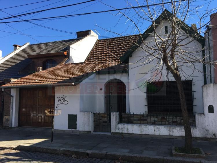 Solida casa de época en San Fernando.