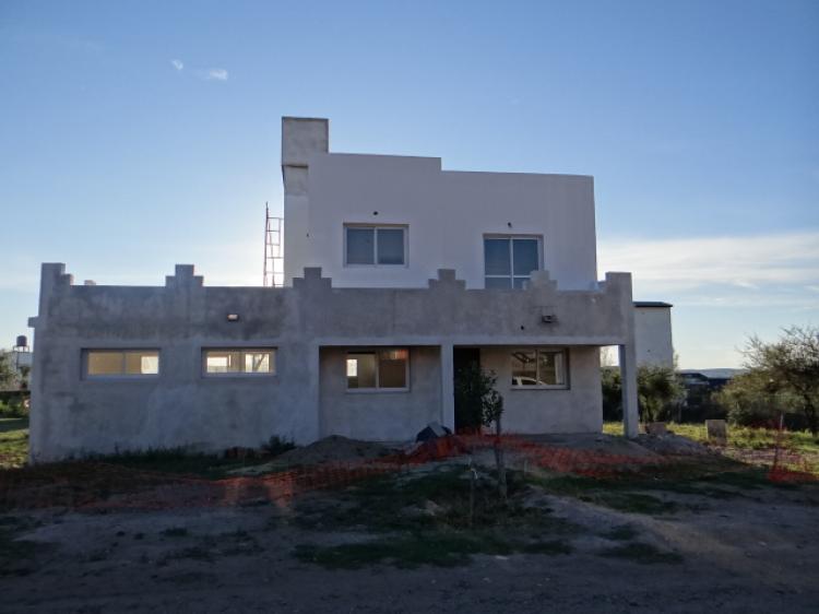 VENDO CASA EN ZONA RESIDENCIAL BARRIO VALENTI (CAPILLA DEL MONTE)