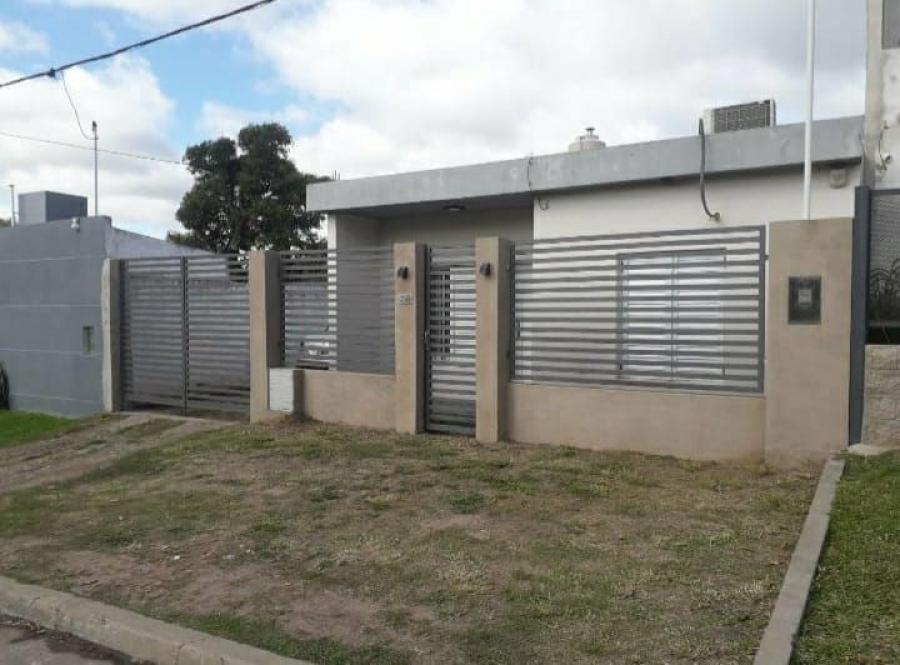 Vendo Moderna casa mas galpón, Zona barrio Santa Lucia