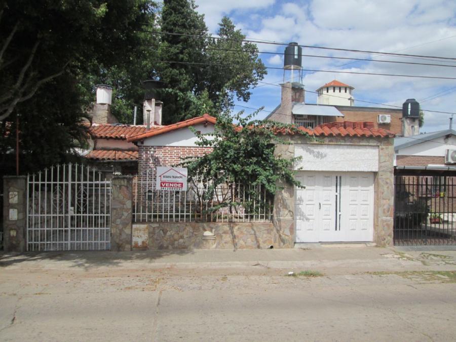 VENDO CASA ZONA SUR.  SIETE AMBIENTE, COCHERA DOS AUTOS EXCELENTE OPORTUNIDAD Y PRECIO . 341-2804687