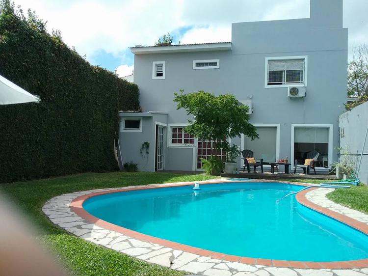 VENTA CASA CON PILETA Y JARDIN !!!!