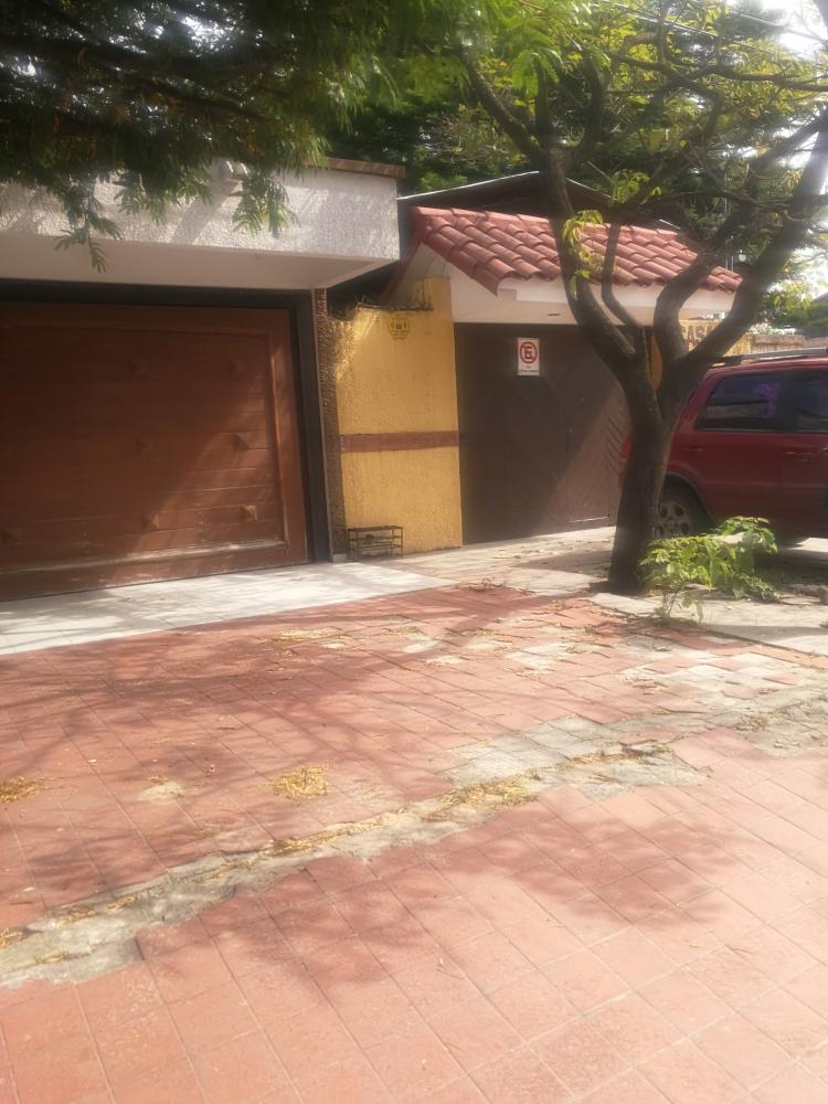 BELLA CASA EN VENTA ENTRE 3ER Y 4TO ANILLO - VIRGEN DE COTOCA 