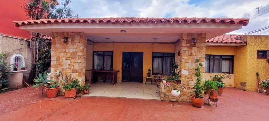 CASA EN VENTA EN BARRIO MAGISTERIO 4TO ANILLO ENTRE PARAGUA Y MUTUALISTA