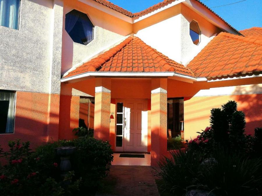 Foto Casa en Venta en LAS PALMAS, Santa Cruz de la Sierra, Santa Cruz - U$D 934.000 - CAV3738 - BienesOnLine