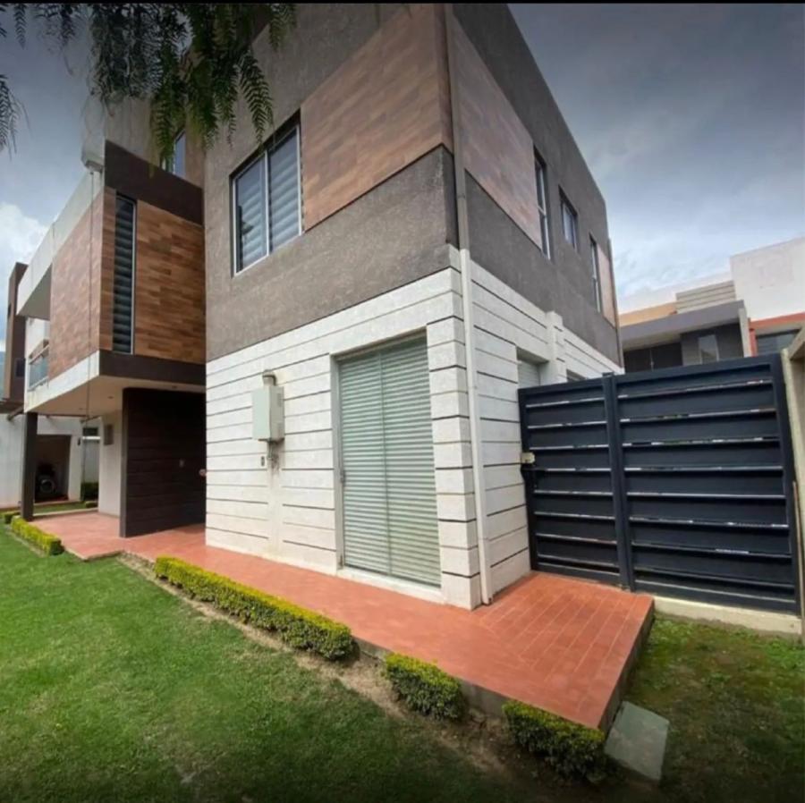 SE VENDE HERMOSA CASA EN CONDOMINIO CERCA DEL COLEGIO TIQUIPAYA