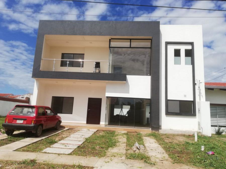 Casa en Venta en zona sur Santa Cruz de la Sierra Santa Cruz U