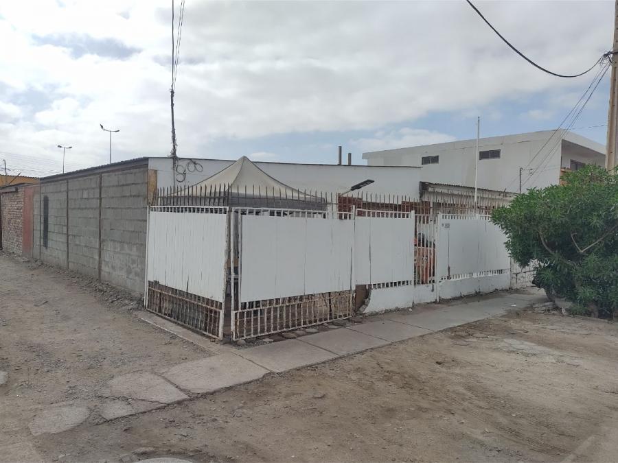 Casa esquina sólida con estacionamiento, en lugar cerrado, seguro y tranquilo.