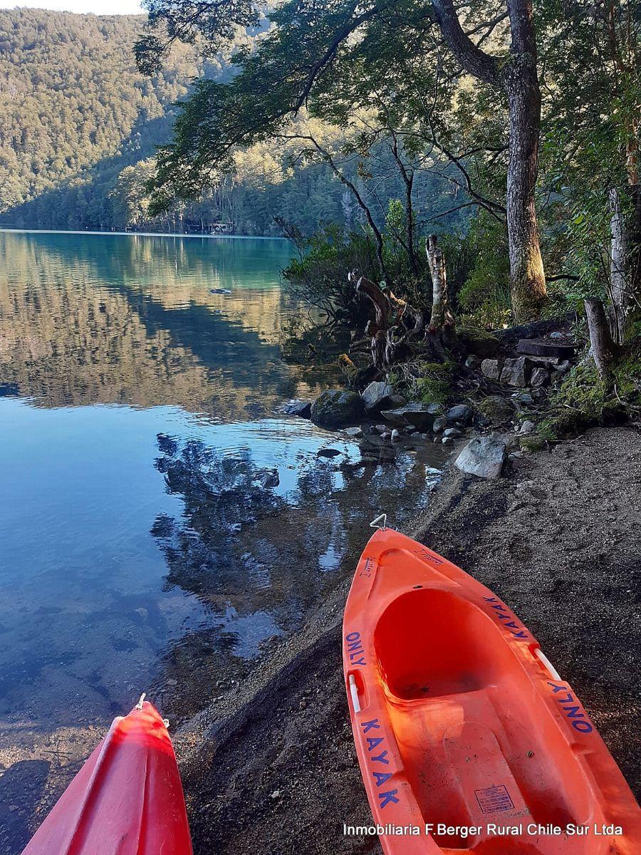 OFERTA. Vendo terreno de 25.000 m2 en el Lago Las Rocas Cochamo en el sur de Chile