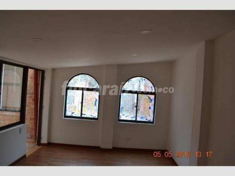  EXCELENTE APARTAMENTO, TOTALMENTE REMODELADO, BARRIO MODELIA