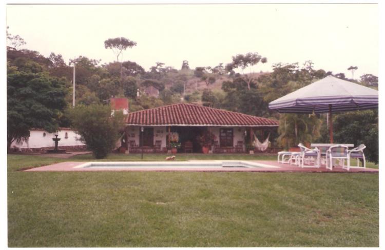 Potrerito. Casa campestre-finca. Lote 2000 M2, piscina, kiosco, asadero, árboles frutales.   