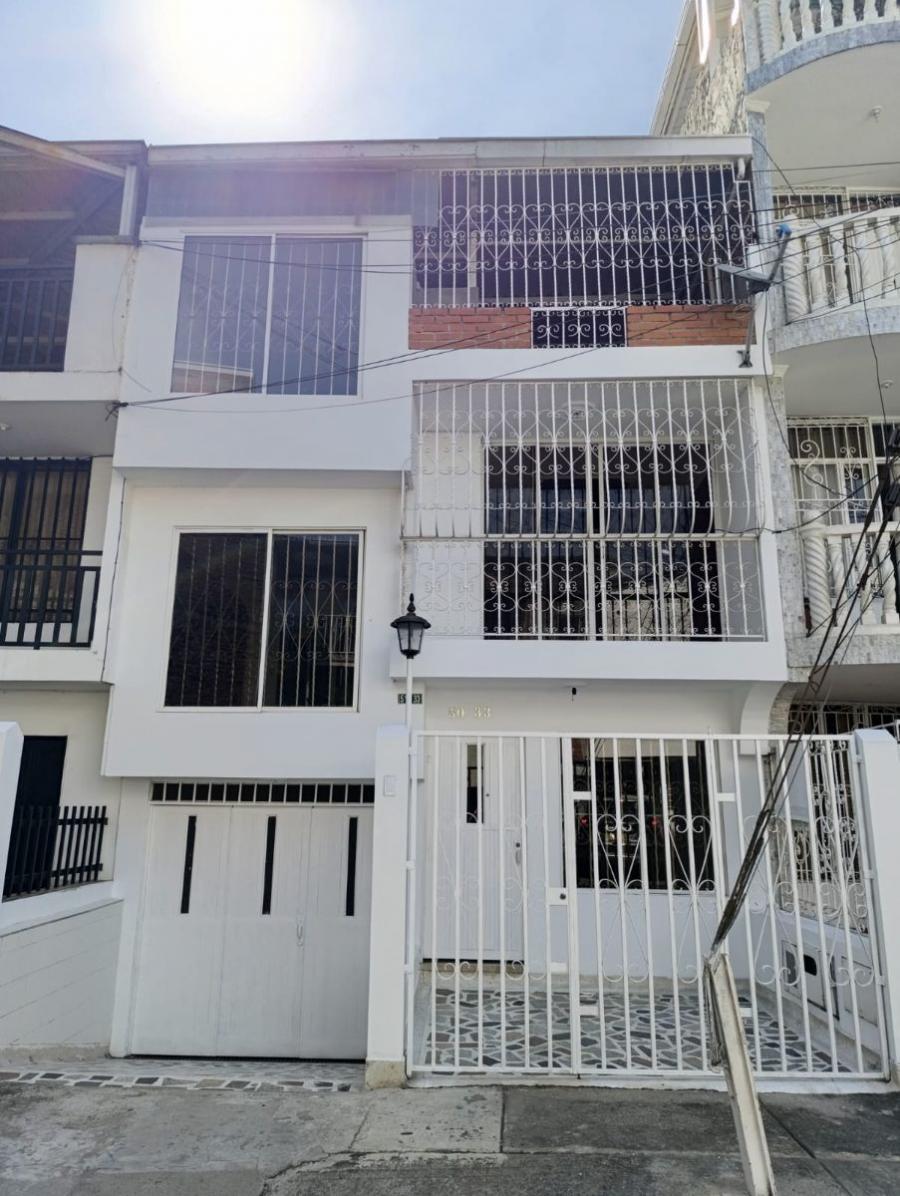 Casa de 3 niveles en el barrio Samanes de Guadalupe