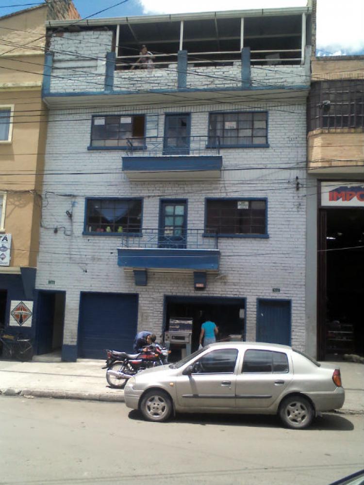 Casa rentable de 4 niveles, excelente ubicación en zona comercial.