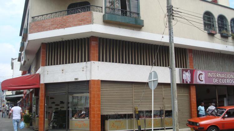 VENDO LOCALES ESQUINERO COMERCIALES EN EL CENTRO 