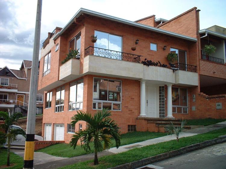 VENDO CASA CAMPESTRE EN UNIDAD CERRADA EN SABANETA