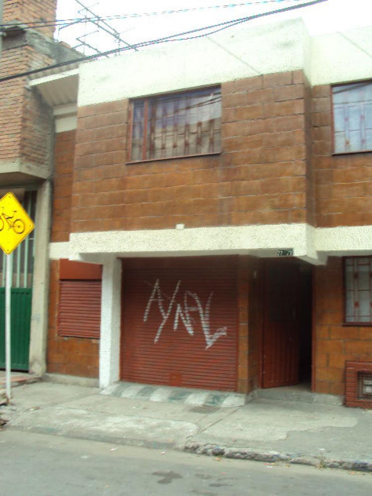 Kennedy Carvajal, casa comercial de 5x11, dos plantas