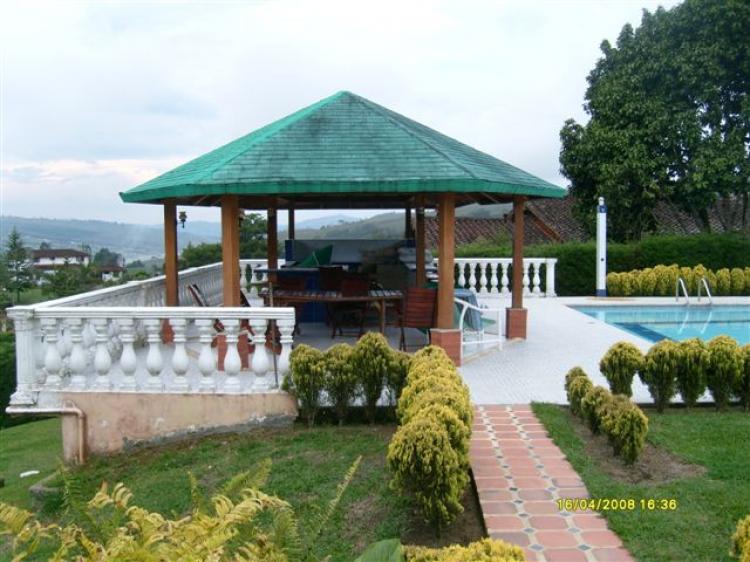 HERMOSA CASA CAMPESTRE EN EL LAGO CALIMA