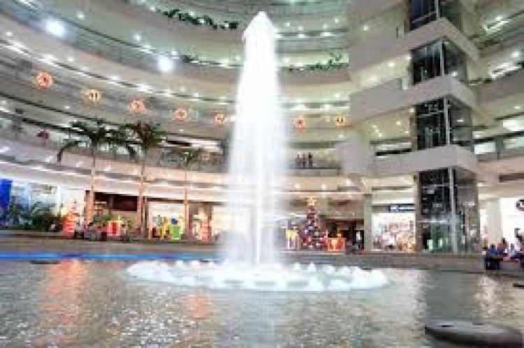 Local Comercial en Centro Comercial Unicentro  arriendo alquiler o venta.