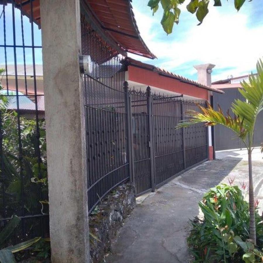 Se vende espaciosa casa con jardín en Barva Heredia 24-804