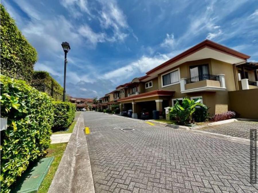 Se vende esta hermosa en el exclusivo condominio Villas de Valencia  Escazú