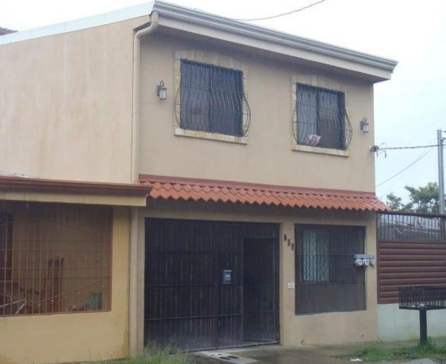 Se vende espaciosa casa para inversión en Ulloa Heredia 23-2461