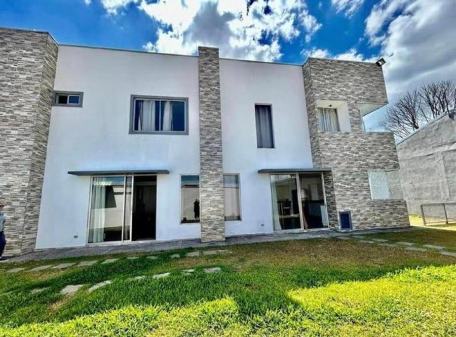 Se vende moderna casa con jardín en San Pedro Heredia 25-498