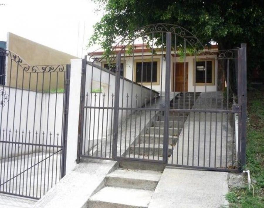 Se vende casa con uso de suelo mixto en San Joaquín Heredia 24-1810