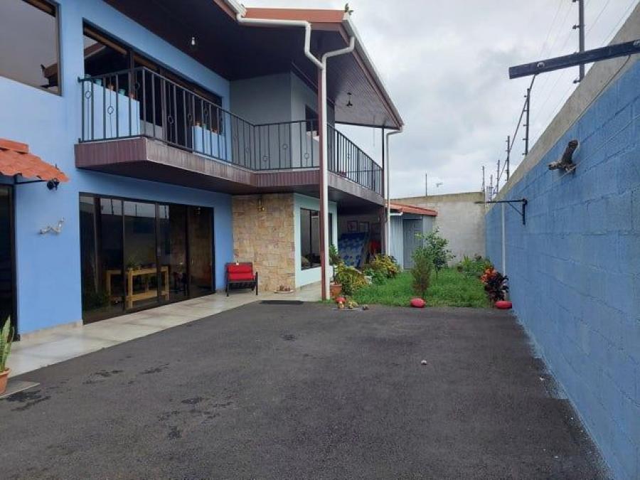 Se vende moderna casa con jardín en San Isidro Heredia 24-685