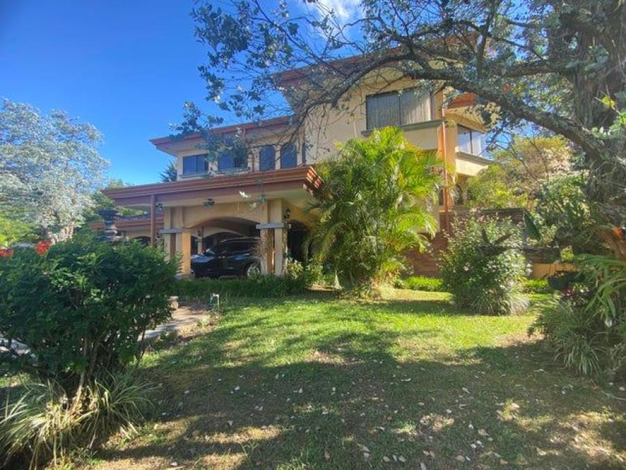 Se vende casa con lote de 5,992m2 en Ángeles Heredia 25-600