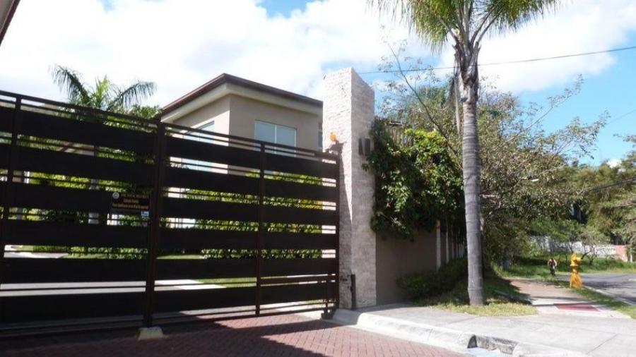 Se vende espaciosa casa con patio y terraza en Escazú San José A23-2975