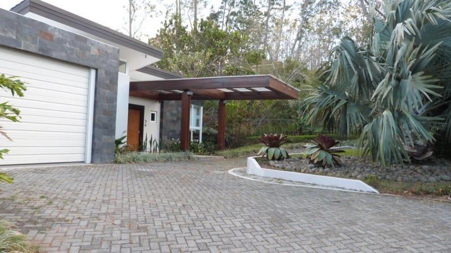 Se vende espaciosa casa con piscina en San Rafael de Escazú A23-2677