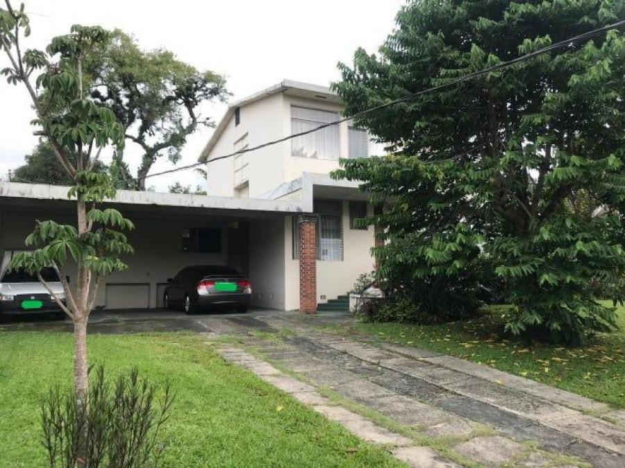 Se vende casa con uso de suelo mixto con gran lote en Escazú 25-244