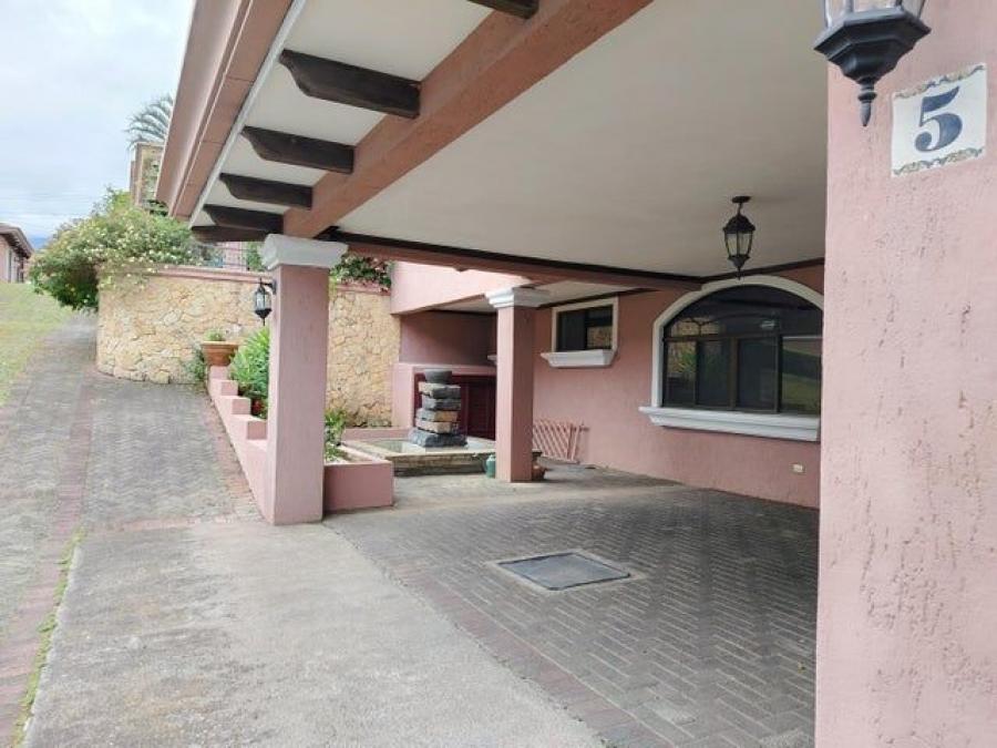 Se vende casa con patio y piscina en San Rafael Escazú 25-664