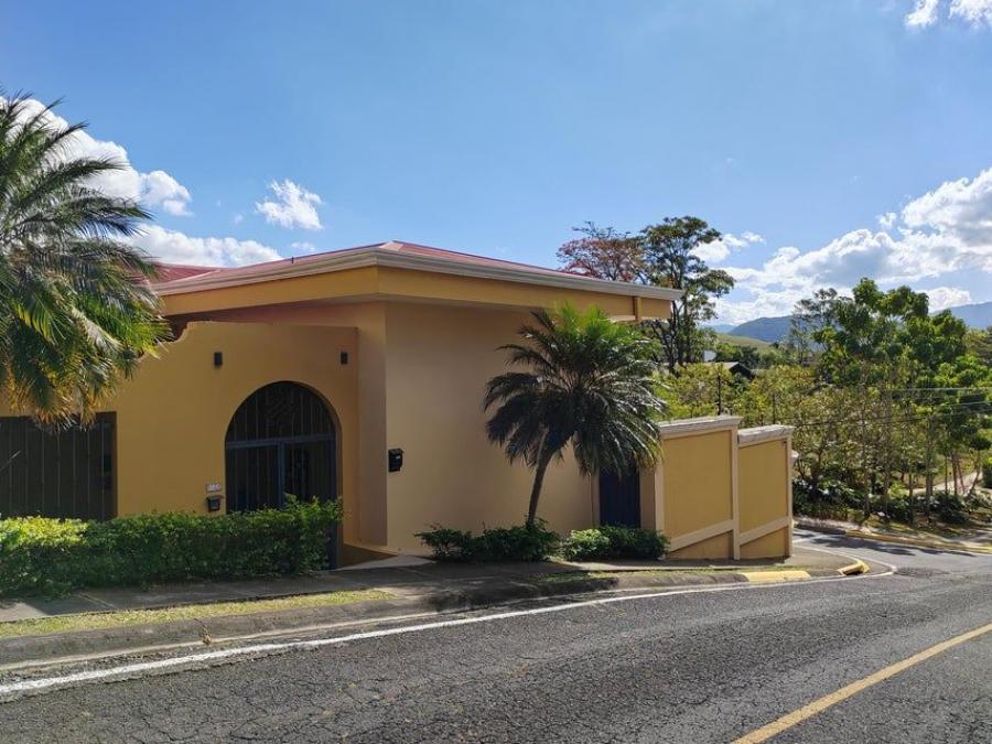 En Venta Encantadora Casa Esquinera en Sánchez de Curridabat. 