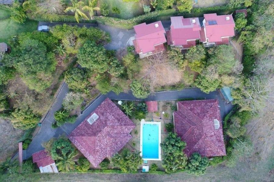 Se vende propiedad con 3 casas para inversión en Brasil Santa Ana 22-126