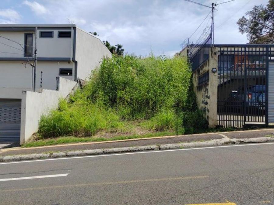 Se vende lote con uso de suelo mixto en San Antonio de Belén 25-567