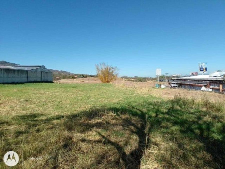 Se vende gran lote de mas de 8,000m2 con excelente ubicación en Santa Ana 23-694